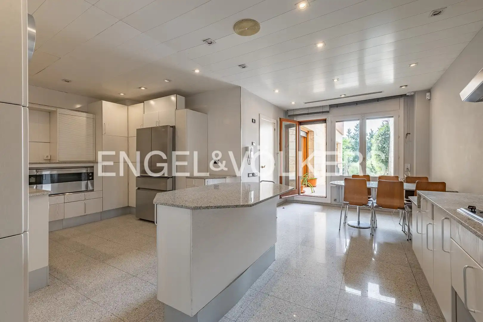 Cocina de Casa o chalet en venta en Sant Cugat del Vallès con Aire acondicionado, Calefacción y Jardín privado