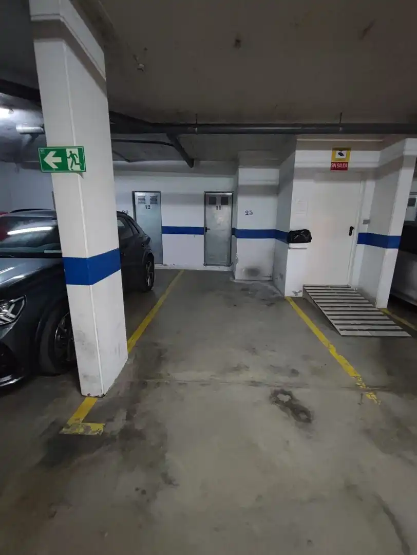 Parking de Piso de alquiler en Sevilla con Aire acondicionado, Calefacción y Horno