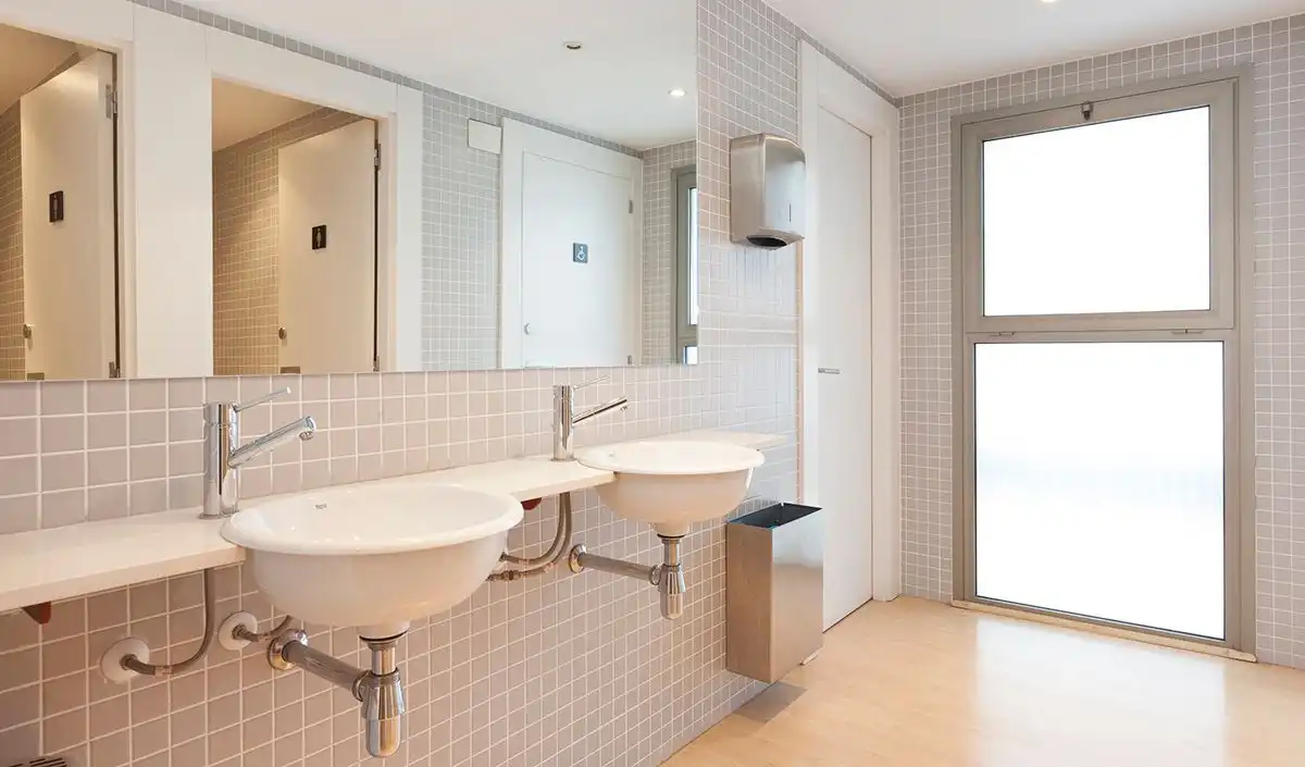 Baño de Oficina de alquiler en Sabadell con Aire acondicionado y Terraza