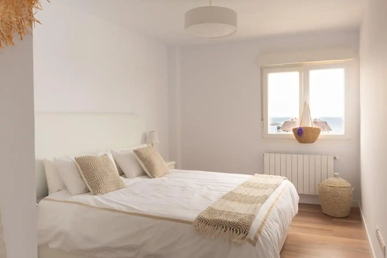 Schlafzimmer von Wohnung zur Miete in Santander mit Heizung und Privatgarten