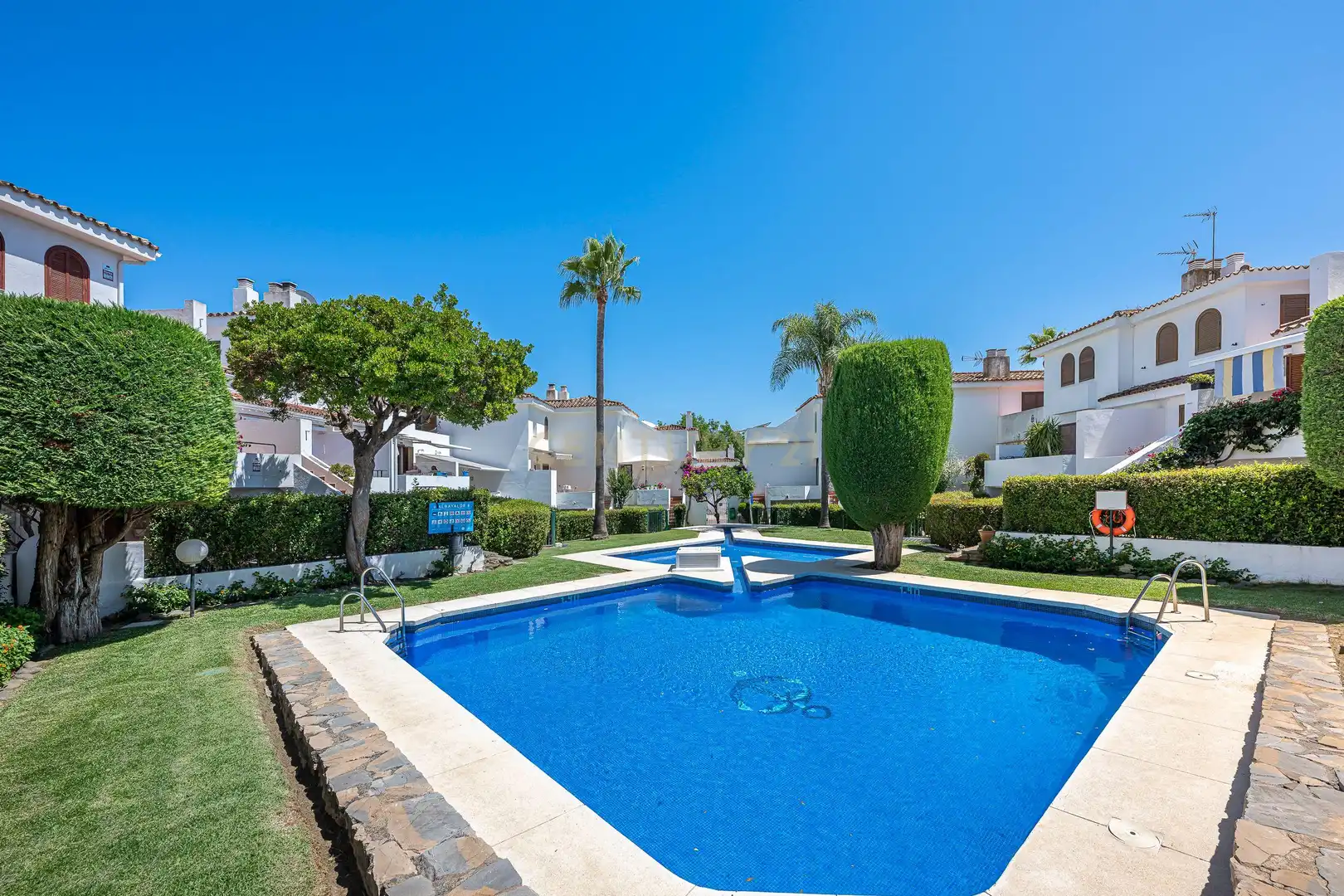 Vista exterior de Casa adosada en venda en Estepona amb Jardí privat i Piscina comunitària