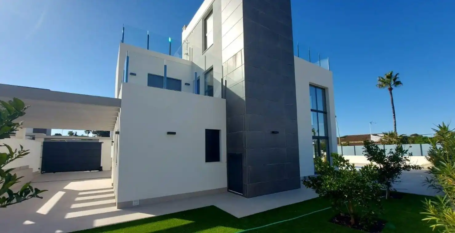 Chalet con terraza en venta en Los Balcones - Los Altos, imagen 2
