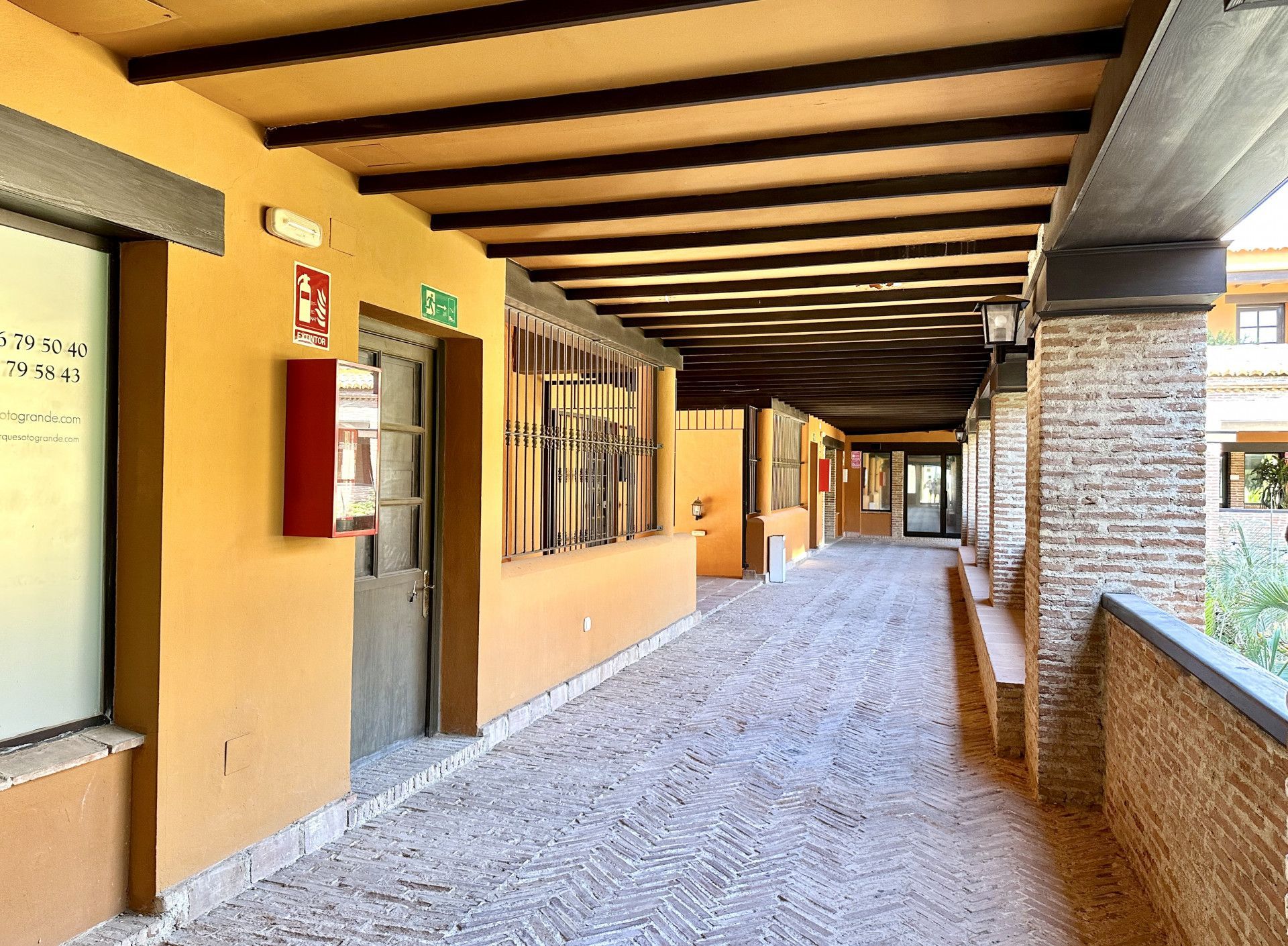 Premises to rent in Sotogrande  with Air Conditioner
