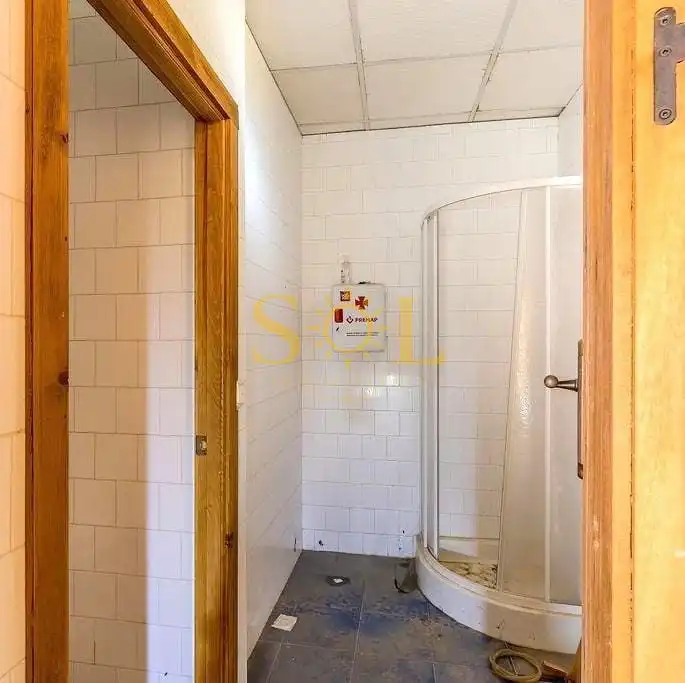 Baño de Local en venta en Gordoncillo con Parquet
