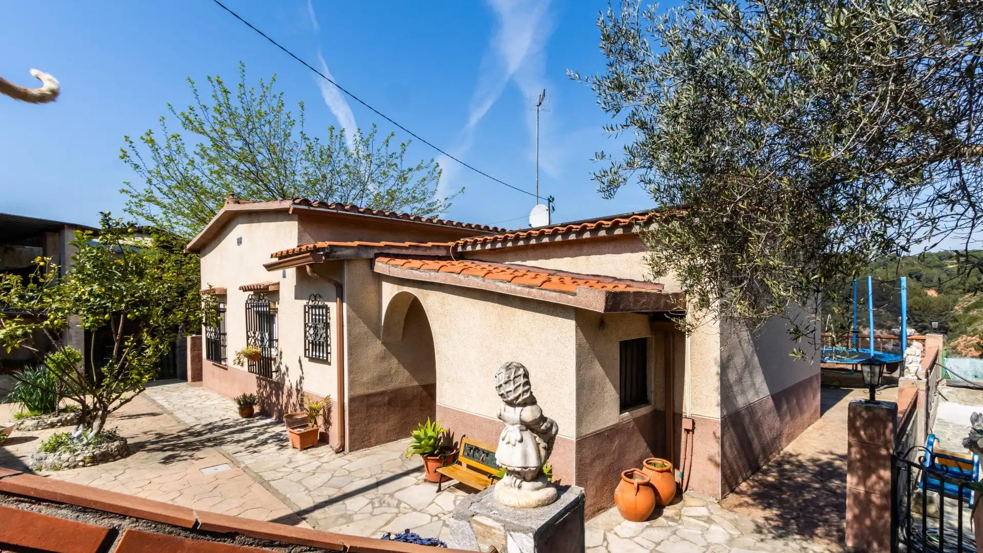 Außenansicht von Haus oder Chalet zum Verkauf in Castellbisbal mit Klimaanlage, Heizung und Privatgarten