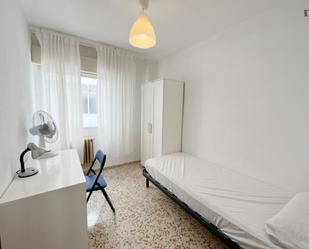 Dormitori de Apartament per a compartir en  Granada Capital amb Moblat, Forn i Microones