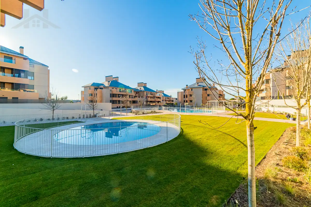 Piscina de Dúplex en venta en Majadahonda con Aire acondicionado, Calefacción y Jardín privado