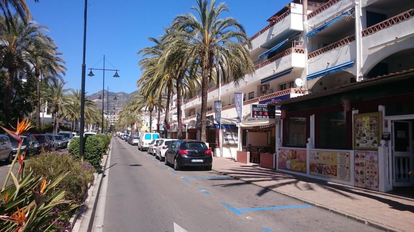 Vista exterior de Local de lloguer en Benalmádena amb Aire condicionat i Terrassa