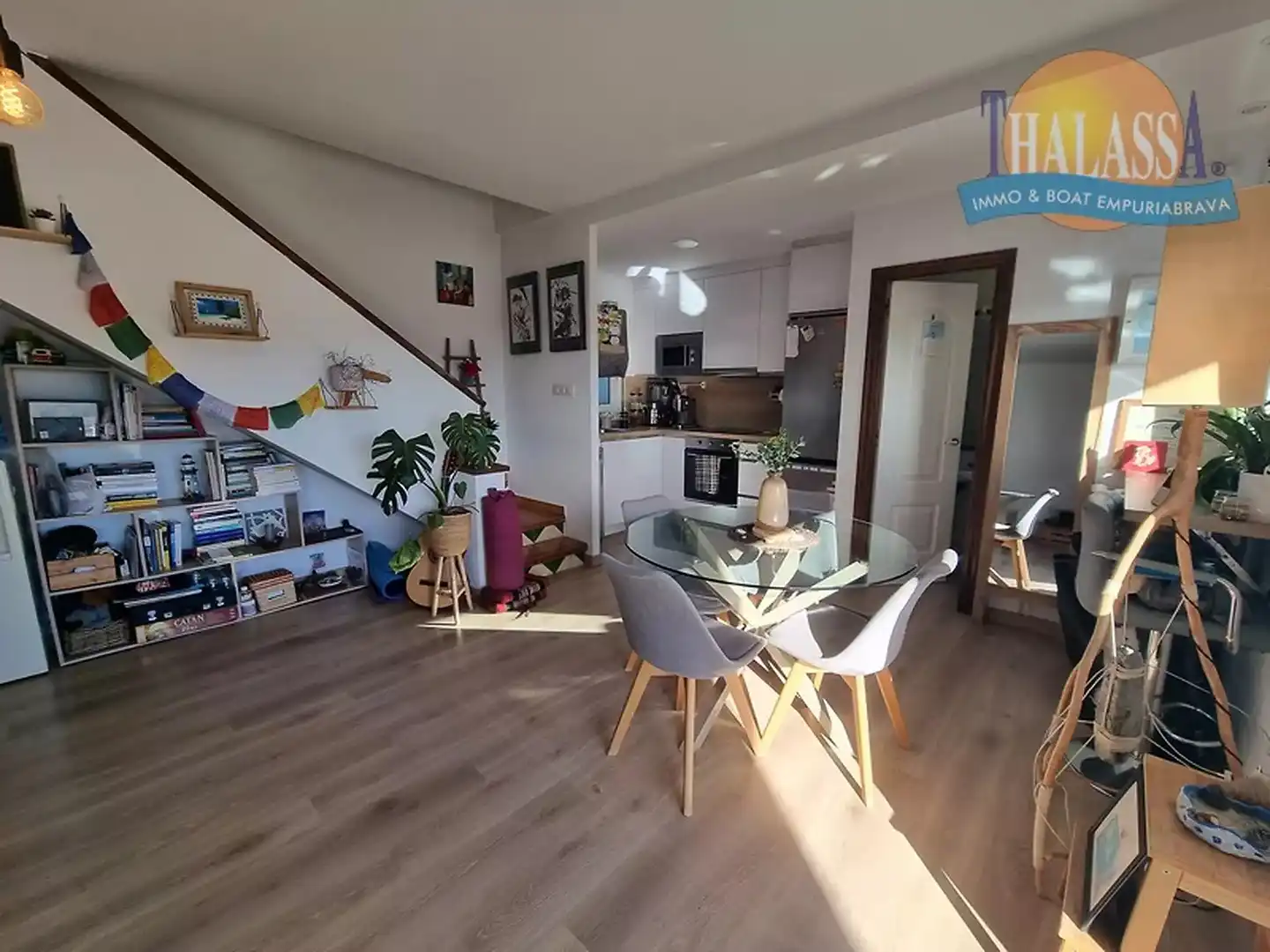 Sala d'estar de Casa adosada en venda en Roses amb Aire condicionat, Jardí privat i Terrassa