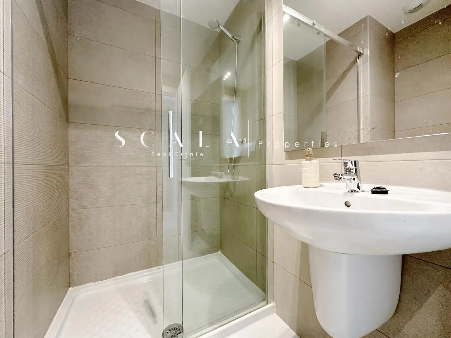 Bathroom of Flat for rent in Madrid  with Air Conditioner, Heating and Terrace