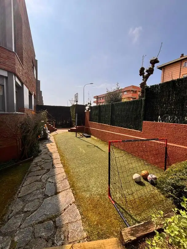 Garten von Einfamilien-Reihenhaus zum Verkauf in Sopela mit Heizung, Privatgarten und Terrasse