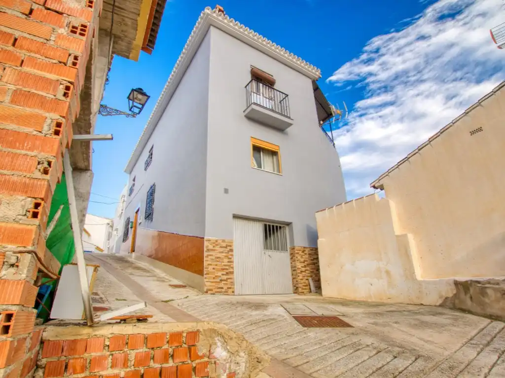 Vista exterior de Casa o chalet en venta en Benamargosa con Terraza y Balcón
