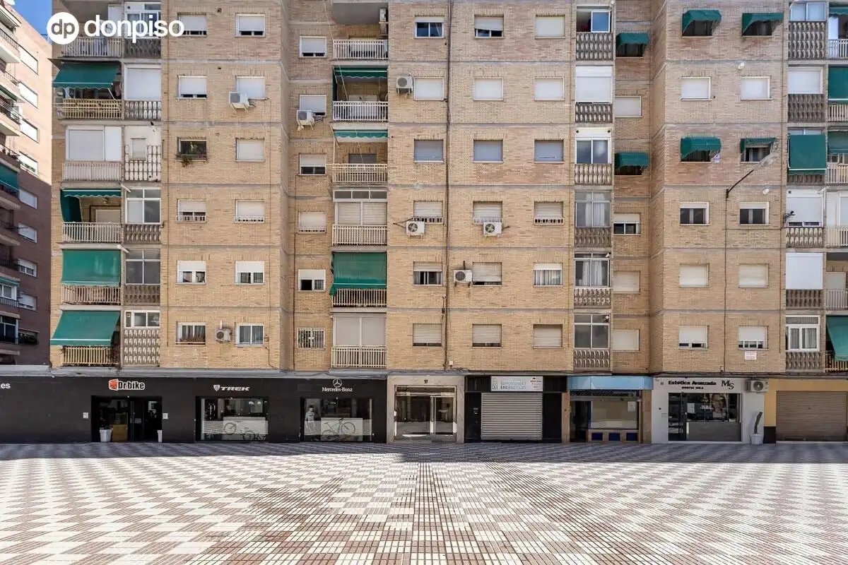 Vista exterior de Piso en venta en Granada con Terraza