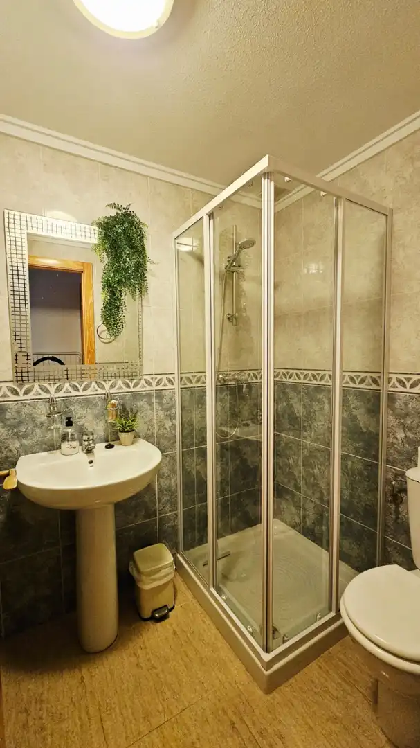 Baño de Dúplex de alquiler en Santa Pola con Aire acondicionado, Calefacción y Terraza