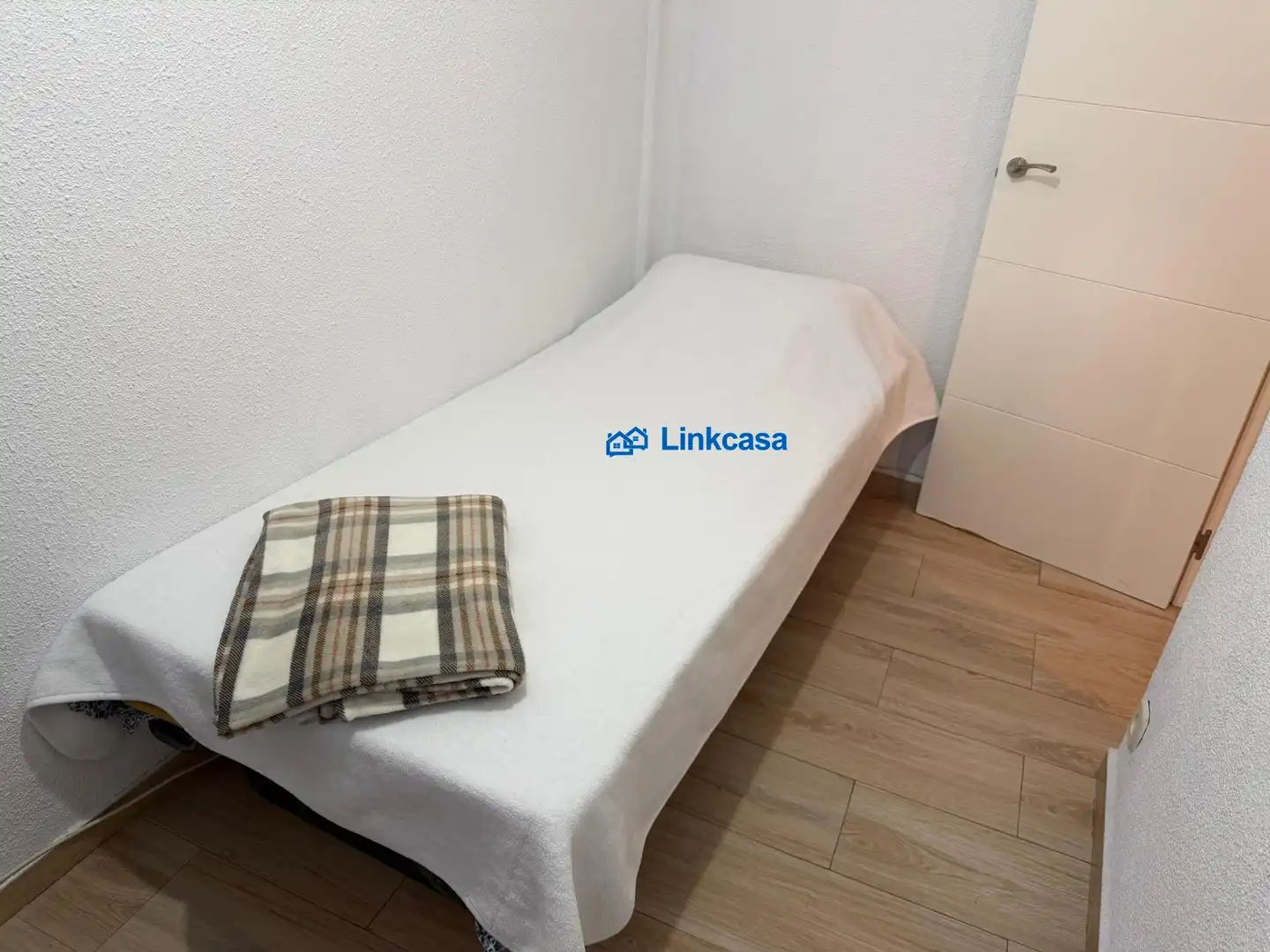 Habitación de Piso en venta en Madrid con Calefacción, Terraza y Balcón
