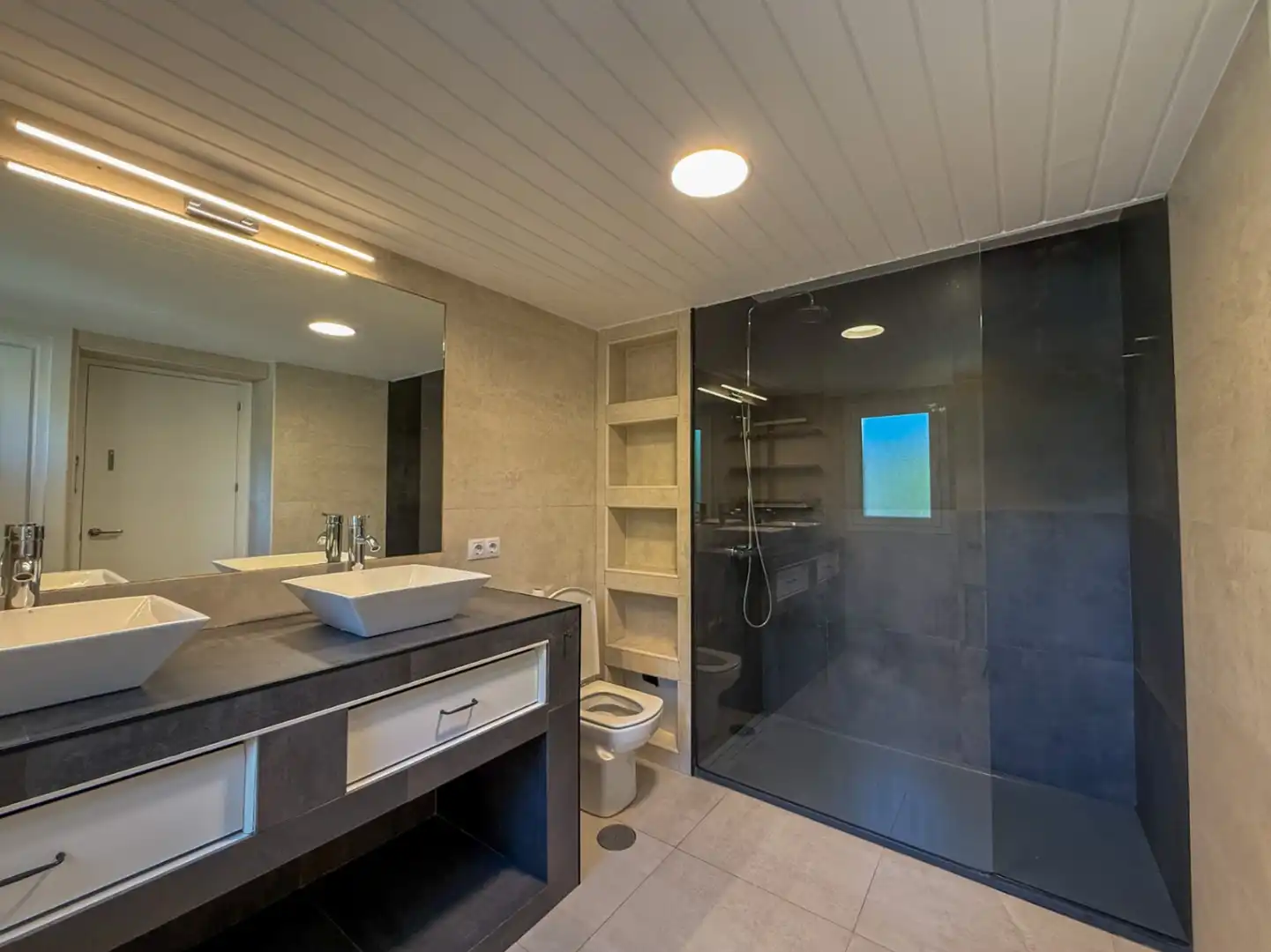 Bathroom of Flat for rent in Madrid  with Air Conditioner, Heating and Terrace