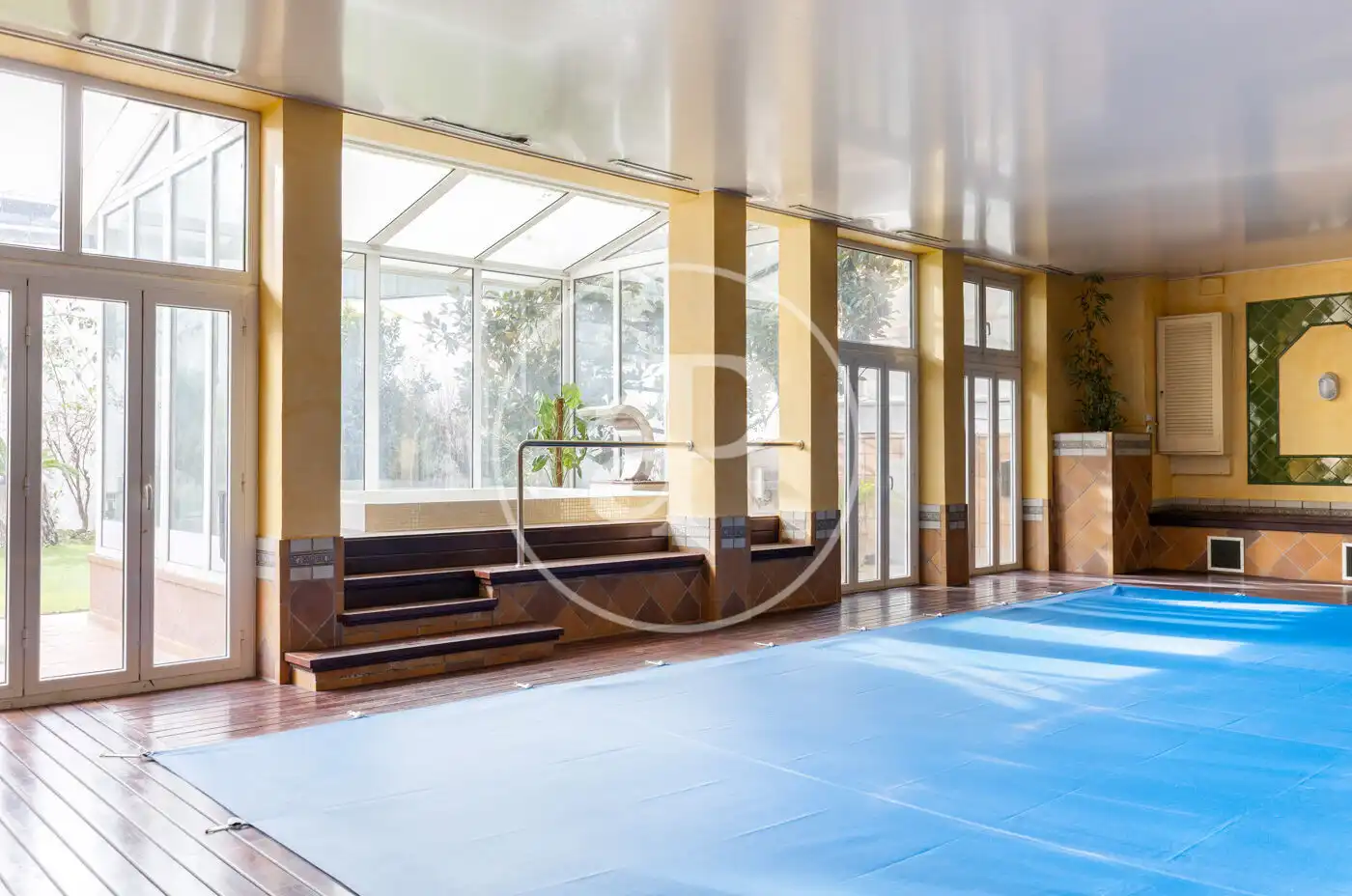 Piscina de Casa adosada en venda en Sabadell amb Aire condicionat, Calefacció i Jardí privat