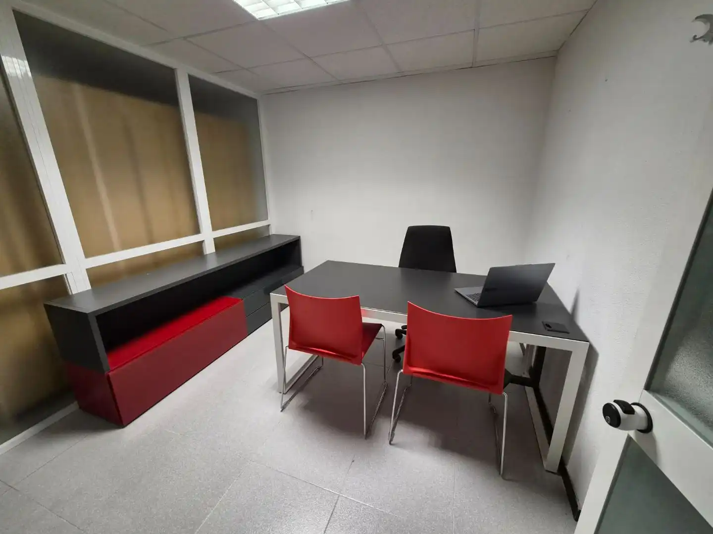 Office for rent in Ponent