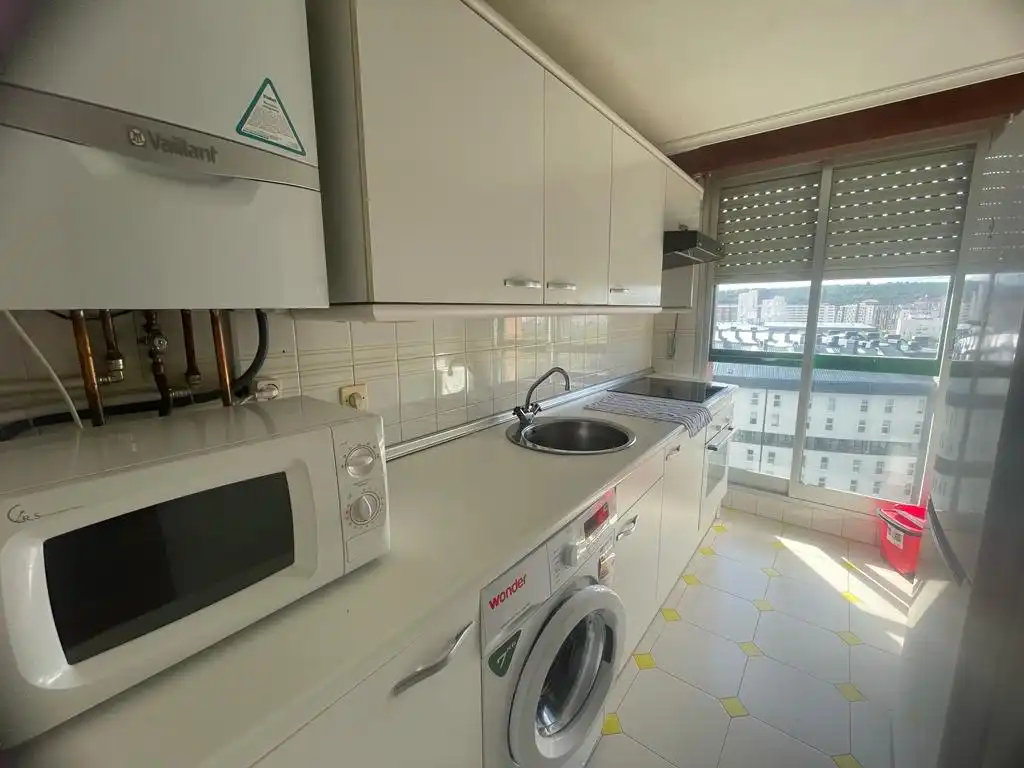 Cuina de Apartament de lloguer en Burgos amb Calefacció i Moblat