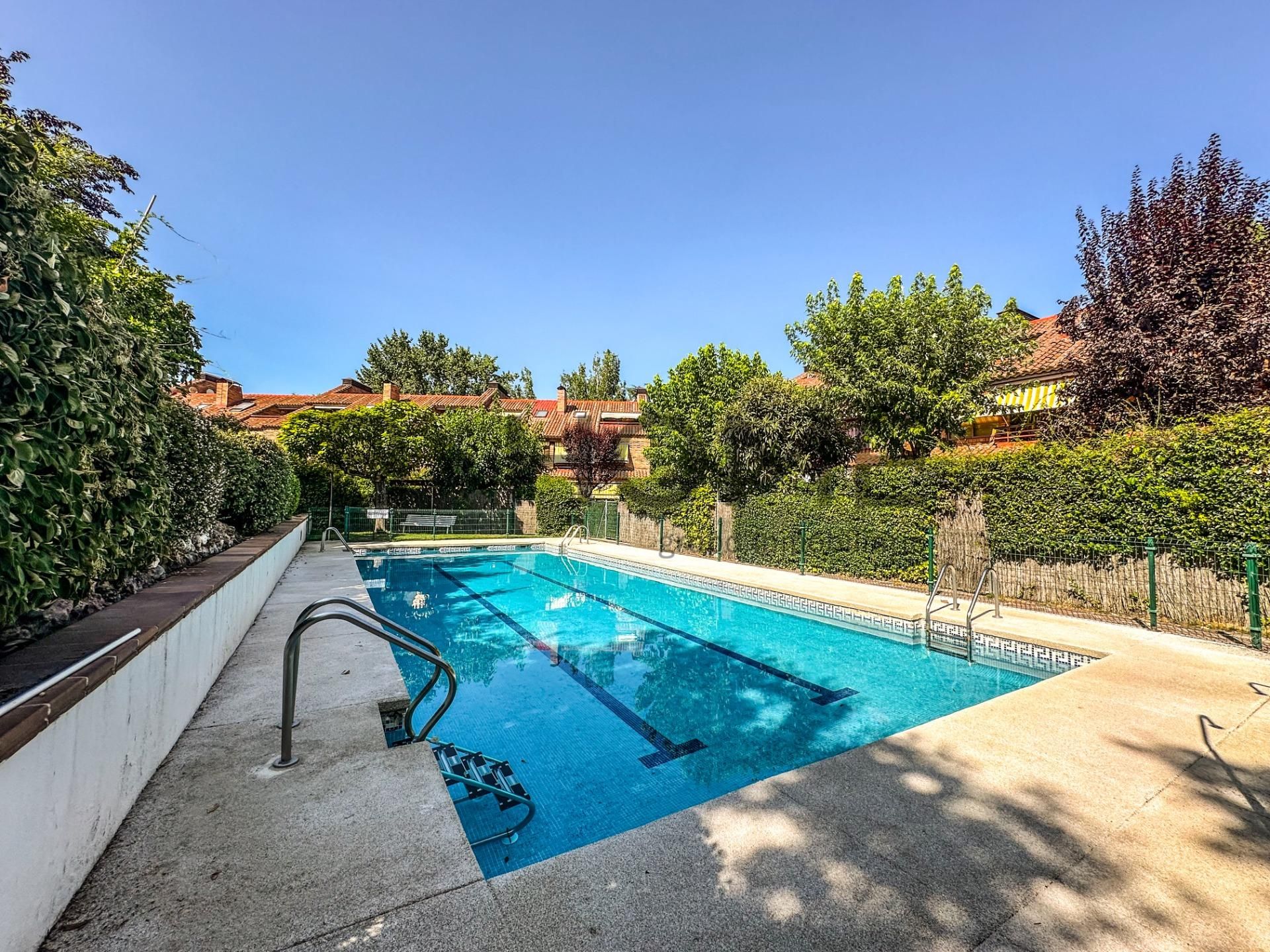 Swimming pool of Single-family semi-detached for sale in Majadahonda  with Air Conditioner, Heating and Private garden