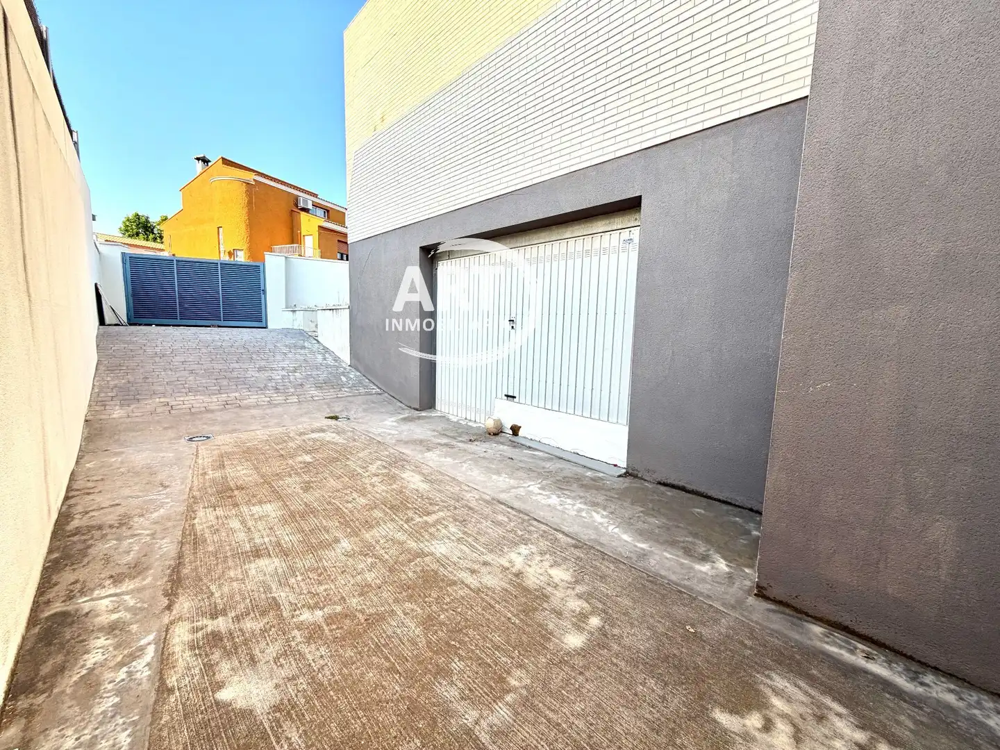 Aparcament de Casa o xalet en venda en La Pobla de Vallbona amb Aire condicionat, Calefacció i Jardí privat