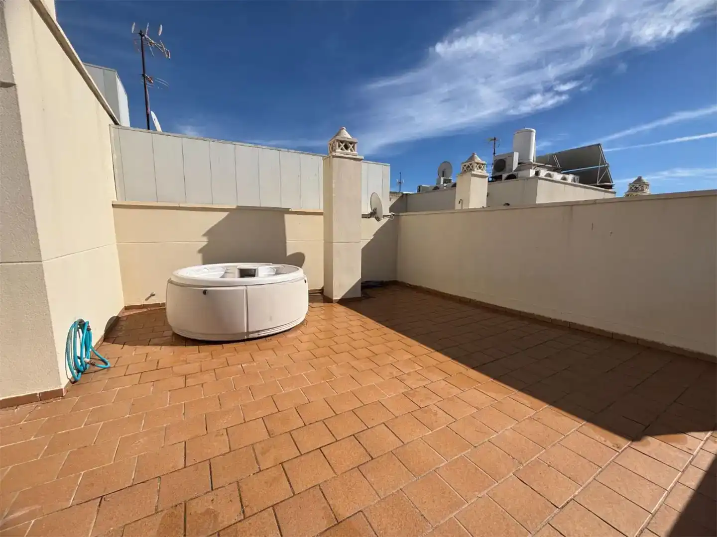 Terrasse von Dachboden zur Miete in Estepona mit Klimaanlage und Balkon