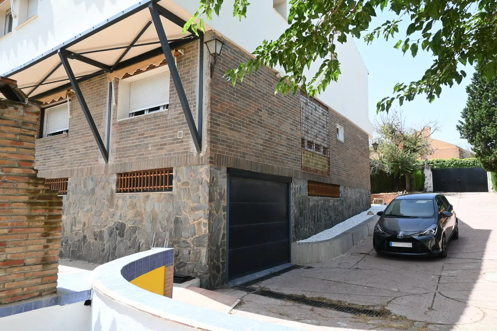 Vista exterior de Casa o xalet en venda en Las Gabias amb Jardí privat, Terrassa i Traster