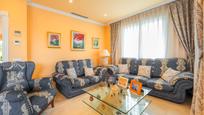 Sala d'estar de Casa o xalet en venda en Pozuelo de Alarcón amb Aire condicionat, Terrassa i Piscina
