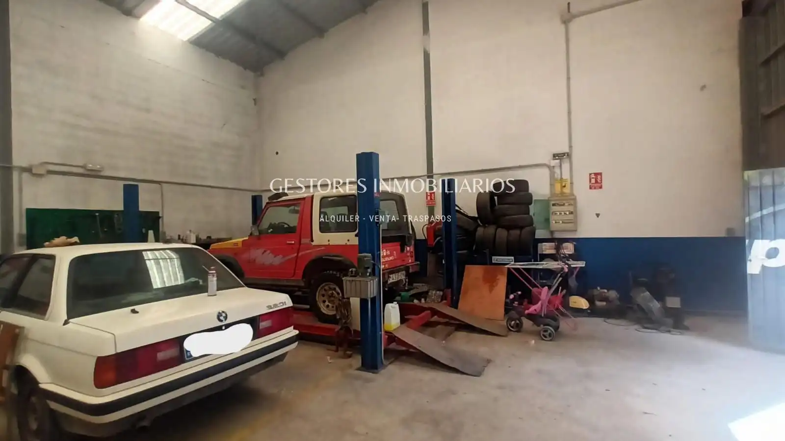 Parkplatz von Fabrikhallen zum Verkauf in Alfafara