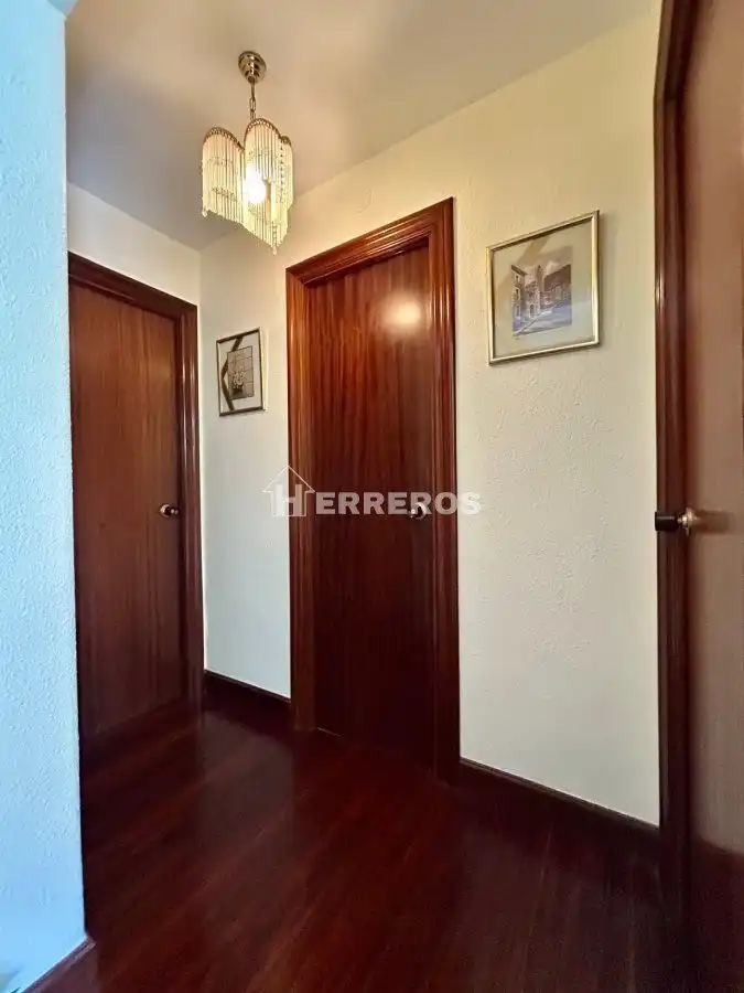 Habitación de Casa adosada en venta en Baños de Río Tobía con Aire acondicionado, Calefacción y Parquet