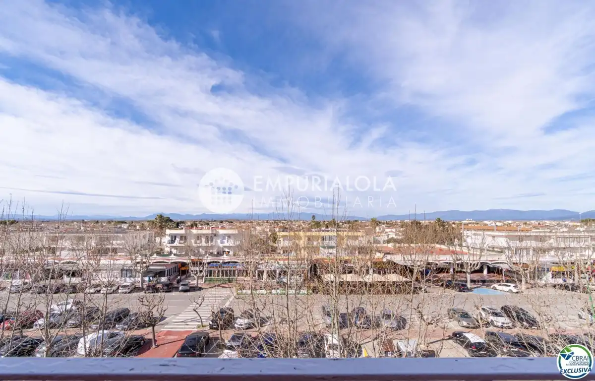 Vista exterior de Apartament en venda en Empuriabrava amb Aire condicionat, Piscina i Moblat