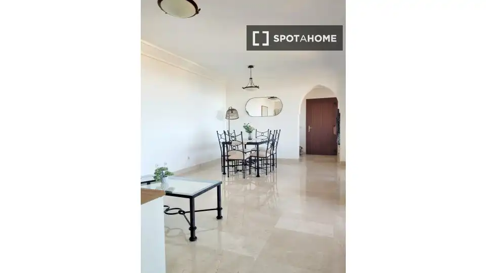 Menjador de Apartament per a compartir en Mijas amb Aire condicionat, Terrassa i Moblat