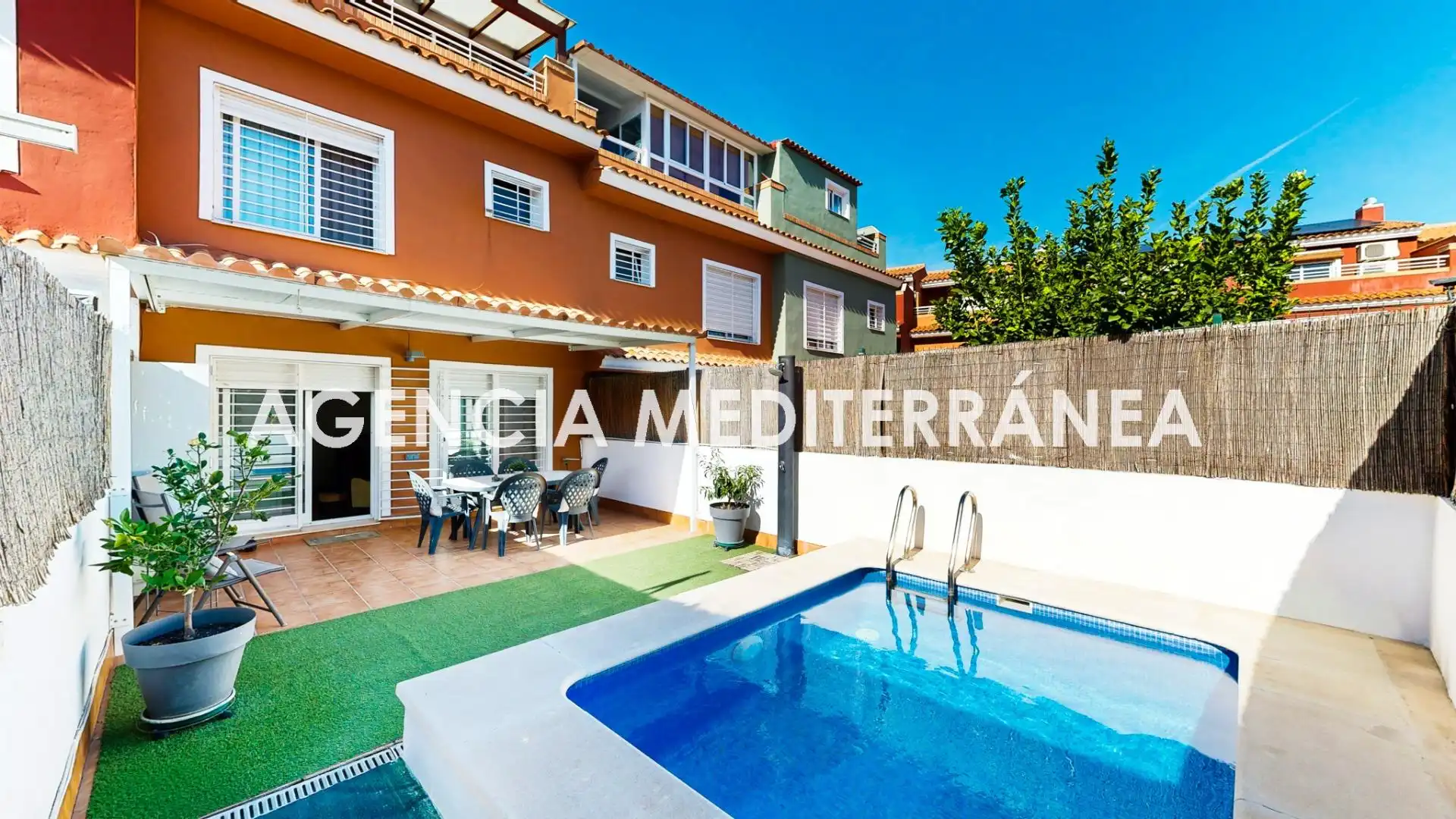 Casa a schiera con piscina in vendita a San Antonio de Benagéber