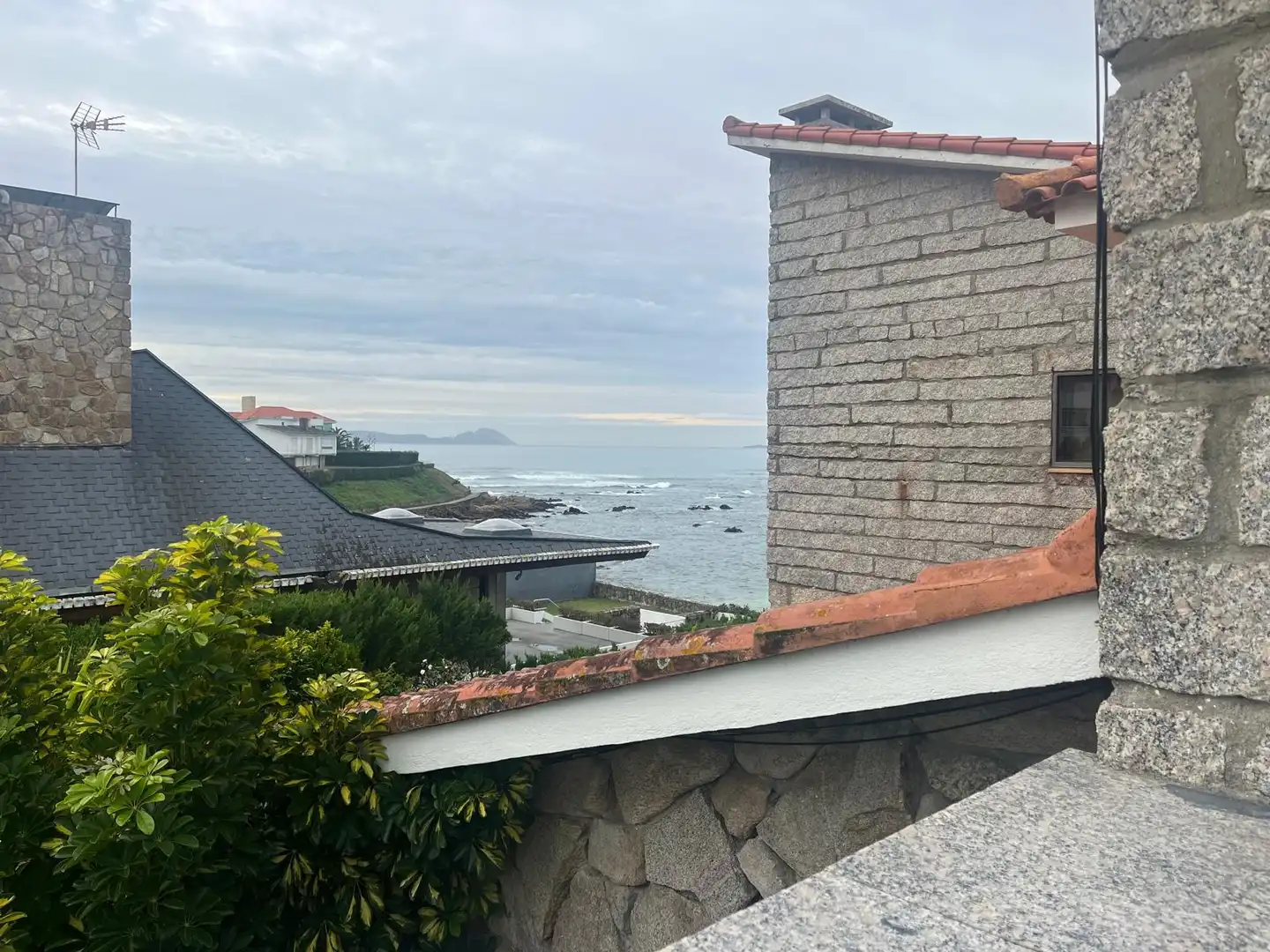 Vista exterior de Casa o xalet en venda en Vigo  amb Jardí privat, Terrassa i Traster