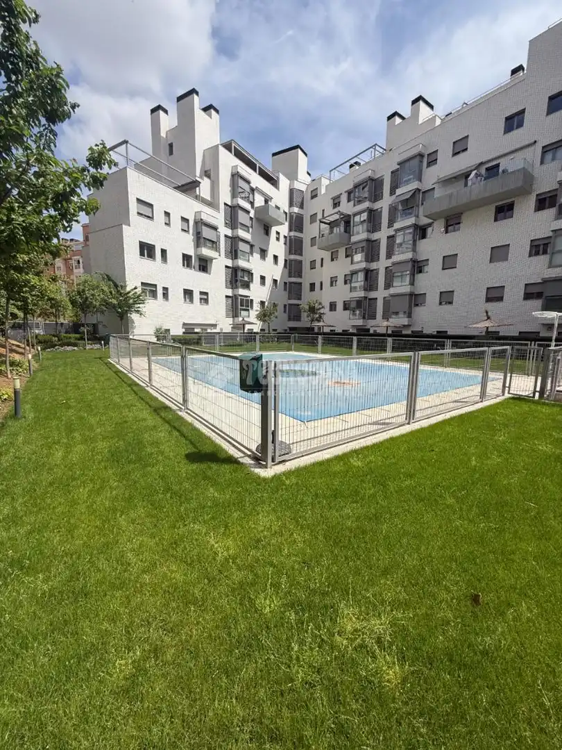 Piscina de Pis en venda en Madrid amb Aire condicionat i Terrassa