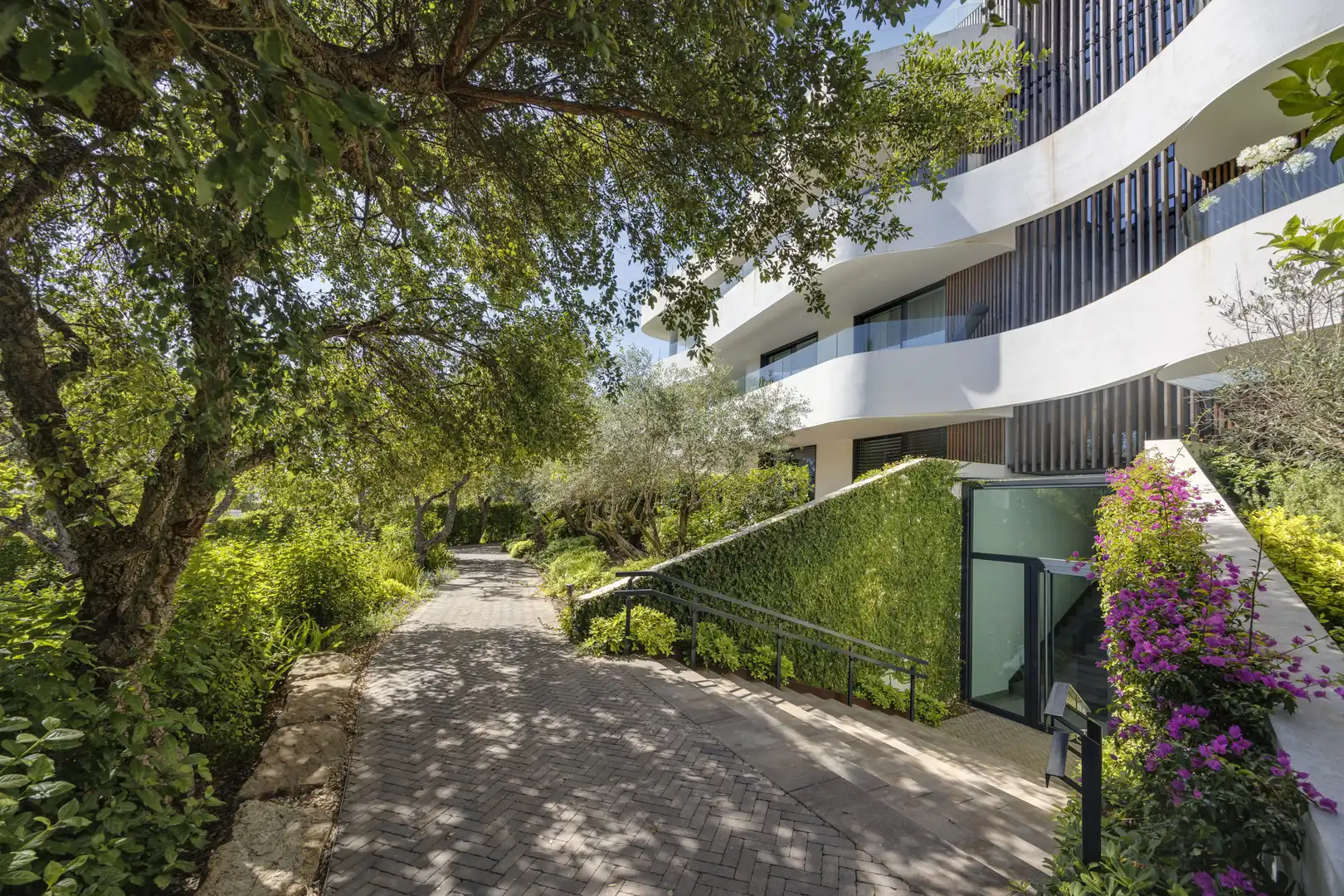 Außenansicht von Wohnungen zum Verkauf in Sotogrande mit Klimaanlage, Terrasse und Abstellraum