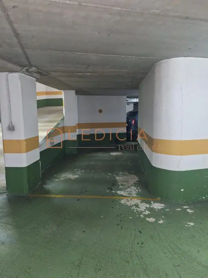Parking de Estudio en venta en Vigo  con Calefacción, Parquet y Amueblado