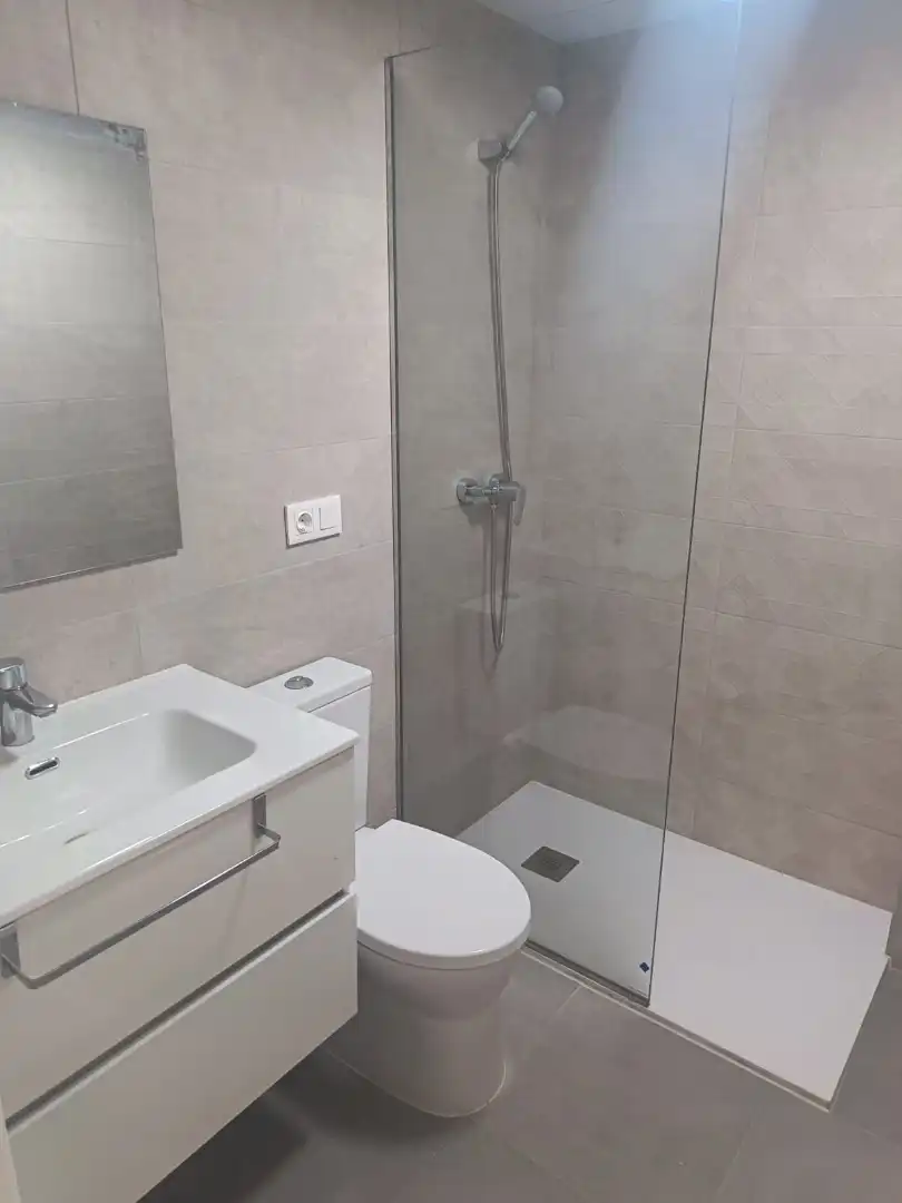 Badezimmer von Wohnung zur Miete in Fuengirola mit Klimaanlage, Terrasse und Möbliert