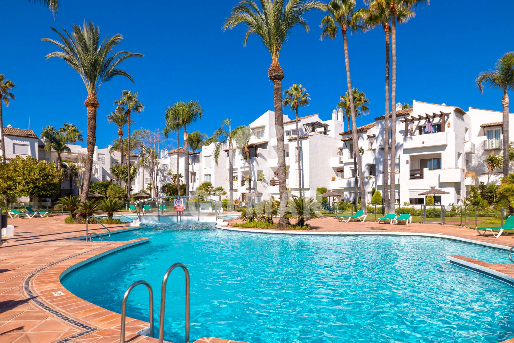 Vista exterior de Ático en venta en Estepona con Terraza y Piscina comunitaria