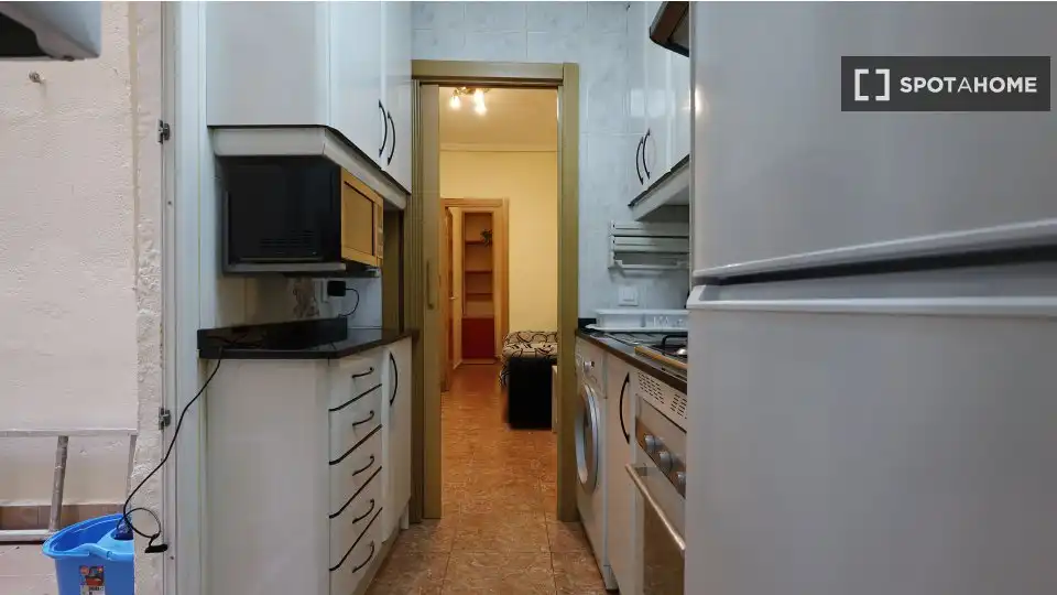 Cuina de Apartament per a compartir en Madrid amb Aire condicionat, Calefacció i Terrassa