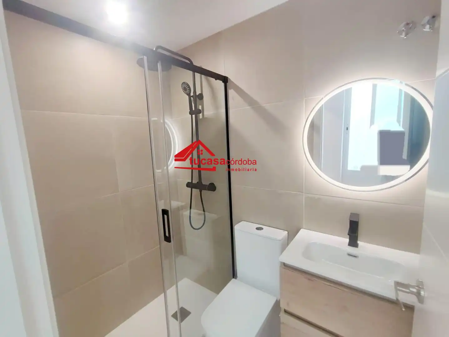 Bathroom of Flat for sale in Córdoba  with Air Conditioner and Parquet flooring