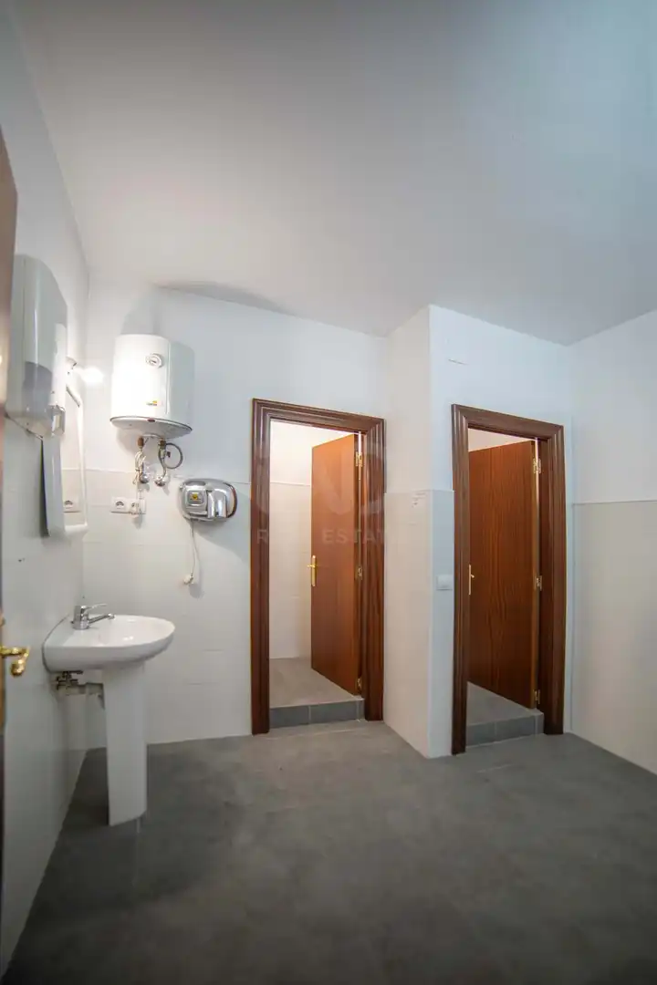 Bathroom of Commercial properties for rent in Siero