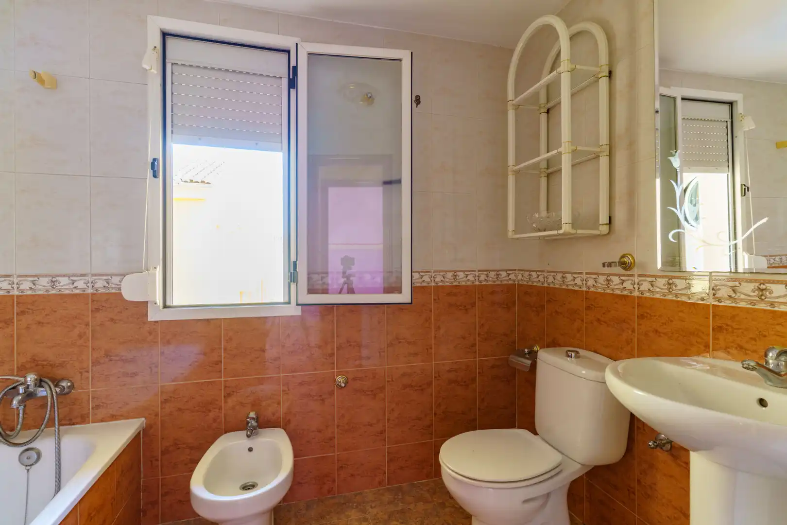 Badezimmer von Einfamilien-Reihenhaus zum Verkauf in Ogíjares mit Klimaanlage, Heizung und Terrasse