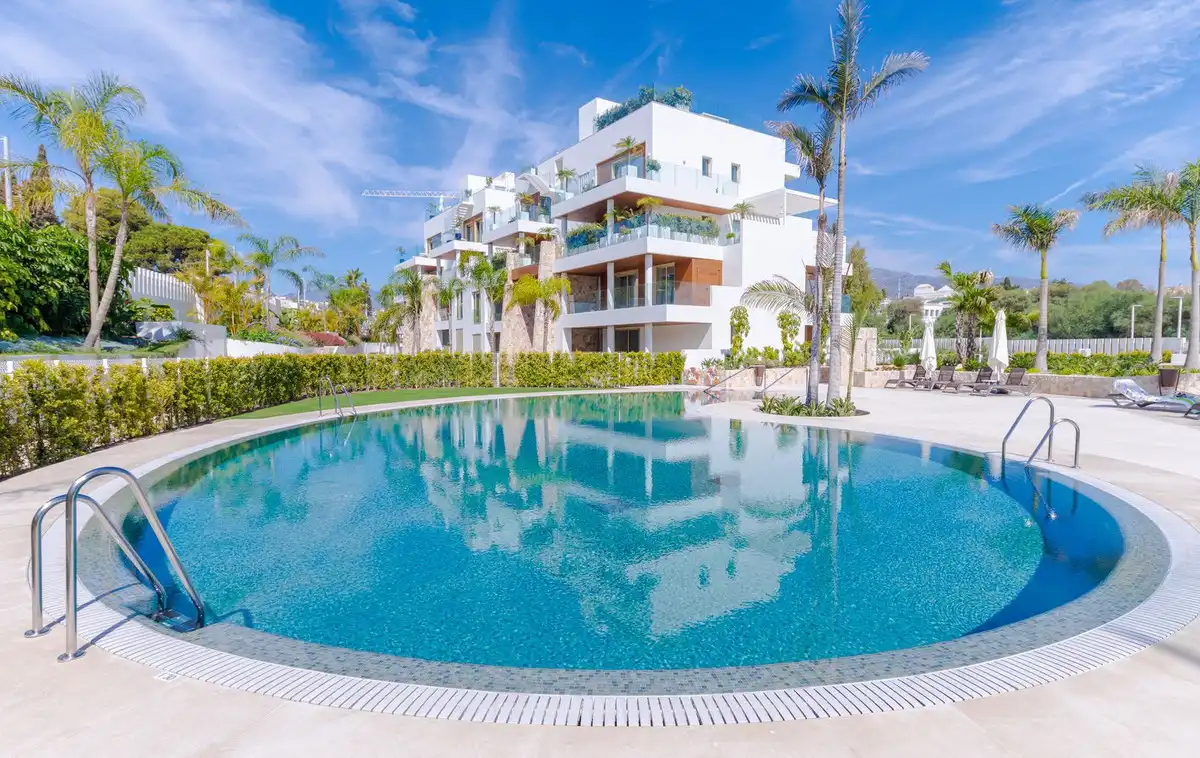 Schwimmbecken von Dachboden zum Verkauf in Marbella mit Klimaanlage, Terrasse und Abstellraum