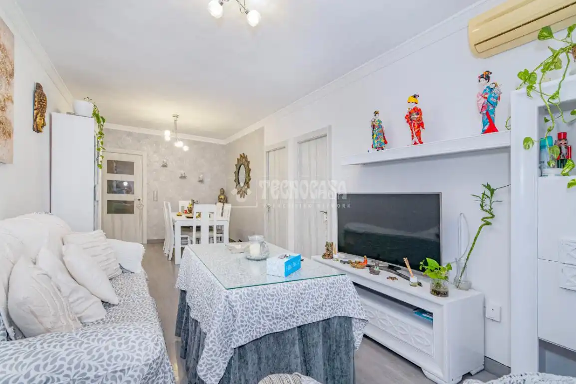 Living room of Flat for sale in Loja  with Air Conditioner, Parquet flooring and Balcony