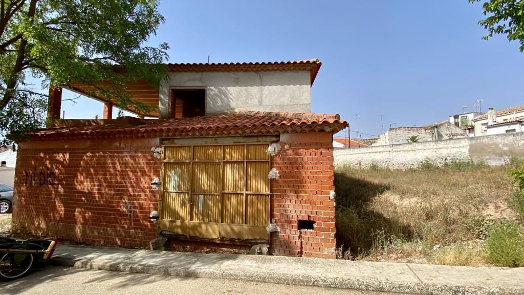 Vista exterior de Casa o xalet en venda en Tribaldos amb Jardí privat i Terrassa