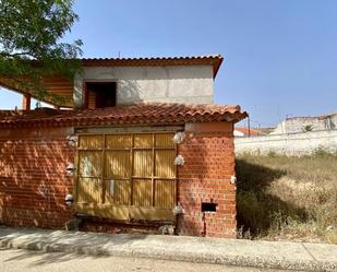 Vista exterior de Casa o xalet en venda en Tribaldos amb Jardí privat i Terrassa