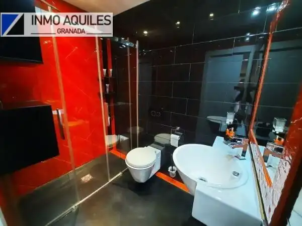 Badezimmer von Dachboden zur Miete in Granada mit Heizung, Terrasse und Balkon