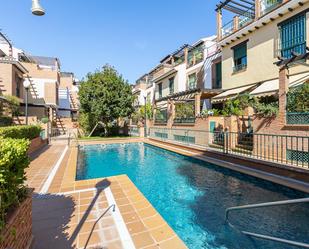 Piscina de Casa adosada en venda en  Granada Capital amb Aire condicionat, Calefacció i Jardí privat