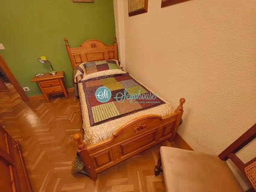 Dormitori de Pis en venda en Segovia amb Calefacció, Parquet i Moblat